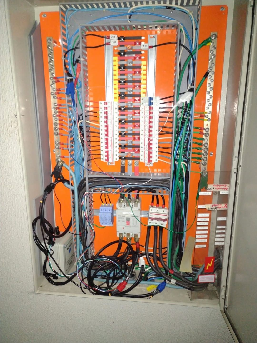Quadro de distribuição elétrico montado com disjuntores e fiação organizada